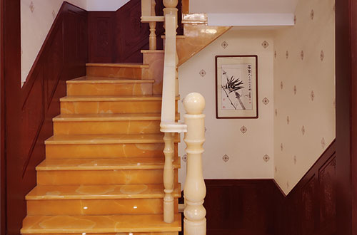 濉溪中式别墅室内汉白玉石楼梯的定制安装装饰效果